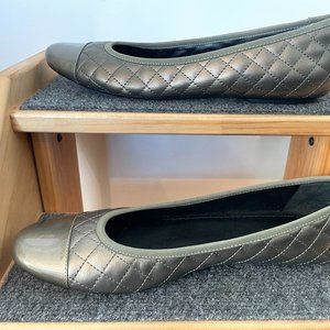 VANELi | Pewter Quilted 'Serene' Ballet Flat | Size 11N